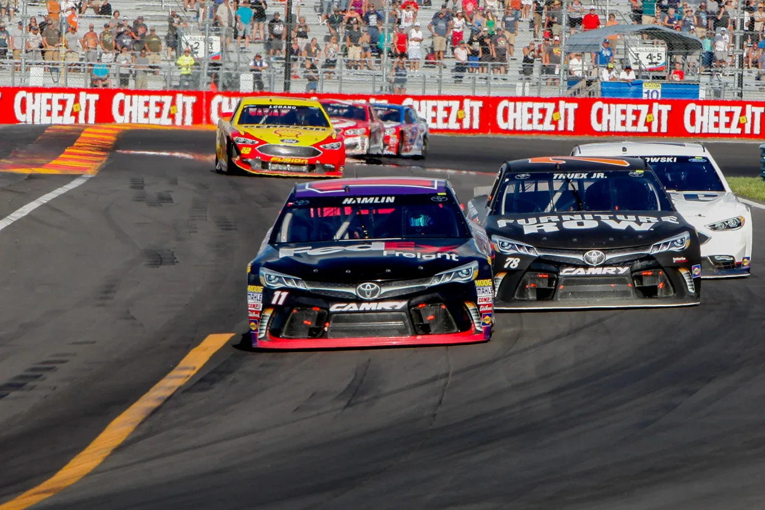 Hamlin goes for the win_SprintCup_WGI_2016